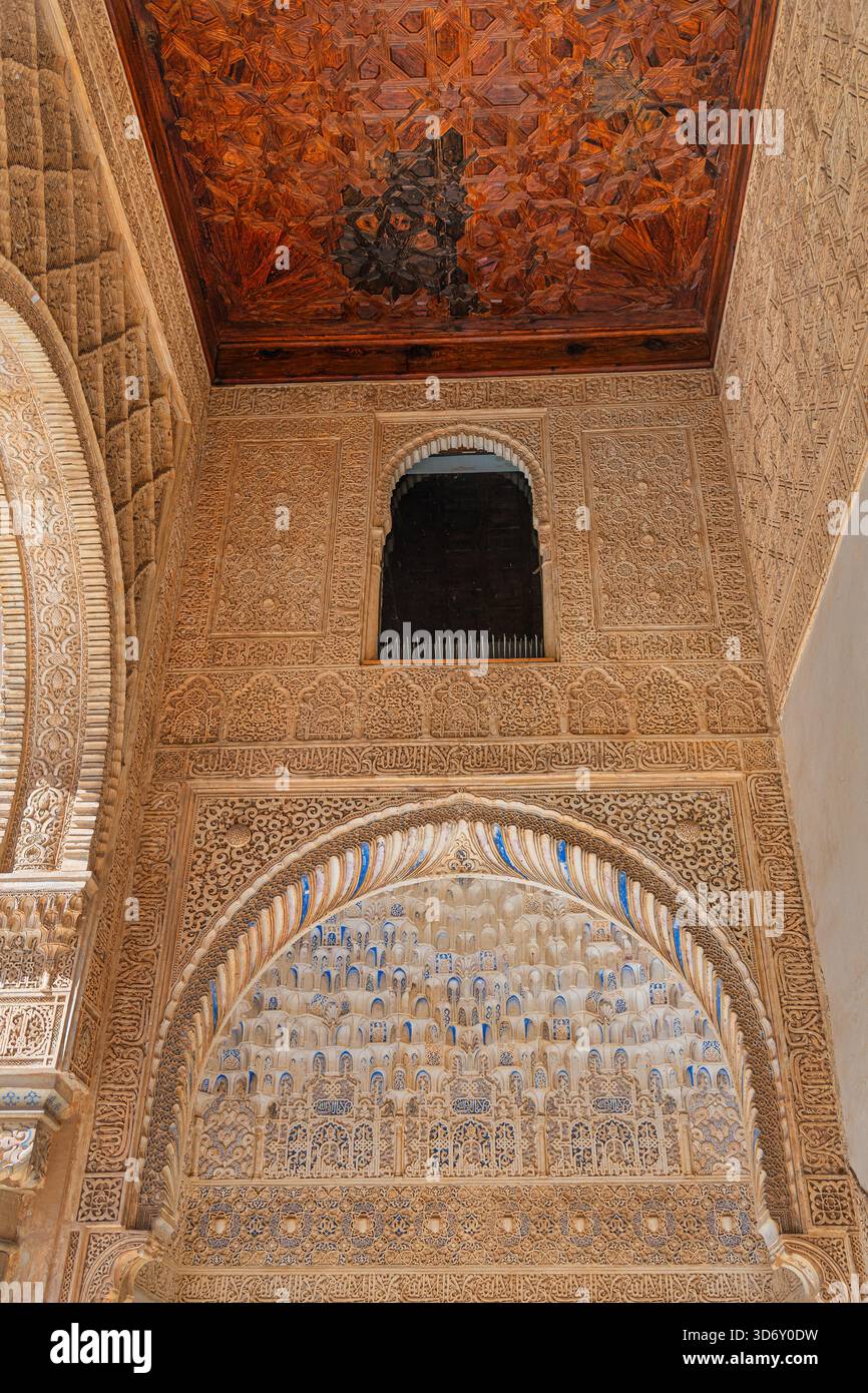 Vista dettagliata di Alhambra, Granada, Spagna. I Palazzi Nasridi (Palacios NazaraÂ­es) nella fortezza dell'Alhambra Foto Stock
