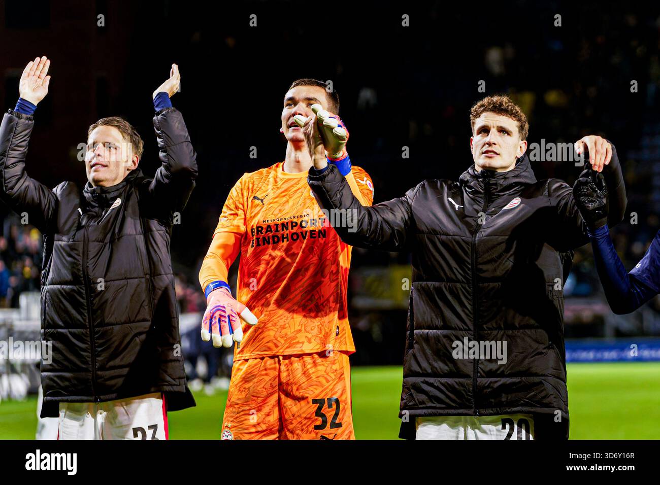 Guus Til del PSV Eindhoven, portiere Matej Kovar del PSV Eindhoven e Joey Veerman del PSV Eindhoven dopo l'incontro olandese Eredivisie tra NAC Breda e PSV Eindhoven al Rat Verlegh Stadion il 22 novembre 2025 a Breda, Paesi Bassi. (Crediti: Kevin Senders/MTB-Photo/Alamy Live News) Foto Stock