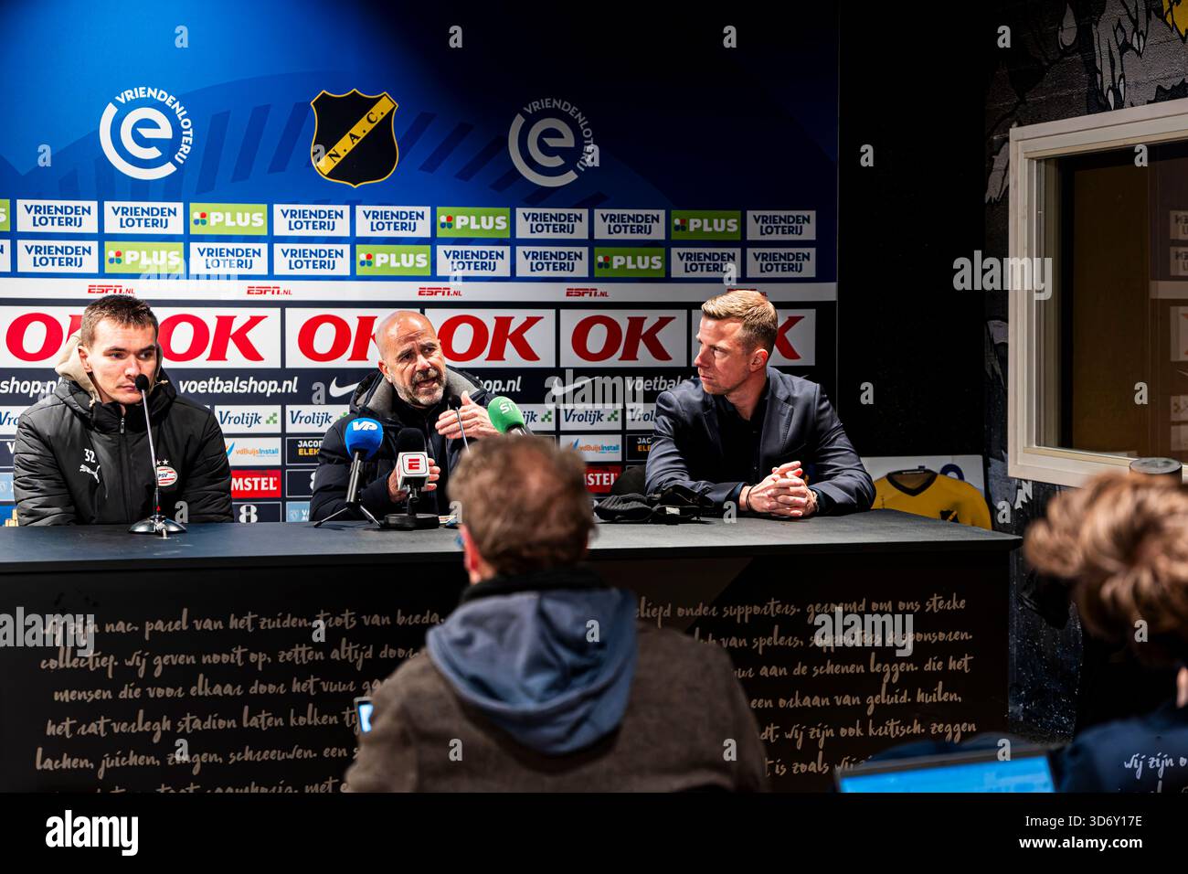 Il capo allenatore Peter Bosz del PSV Eindhoven, il portiere Matej Kovar del PSV Eindhoven e l'addetto stampa Nick Tol del PSV Eindhoven durante la conferenza stampa a seguito della partita olandese Eredivisie tra NAC Breda e PSV Eindhoven al Rat Verlegh Stadion il 22 novembre 2025 a Breda, Paesi Bassi. (Crediti: Kevin Senders/MTB-Photo/Alamy Live News) Foto Stock