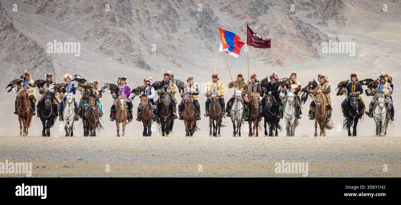 Processione dei cacciatori di aquile a cavallo al Sagsai Golden Eagle Festival, Altai Mountains, Mongolia occidentale Foto Stock