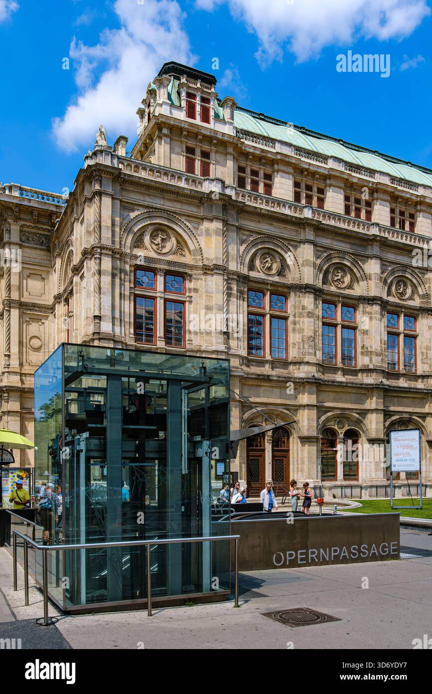 L'Opera di Stato di Vienna sul Opernring nel centro della città, il primo distretto di Vienna, Austria, solo per uso editoriale. Foto Stock