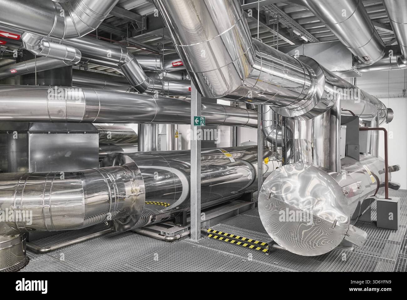 Impianto di riscaldamento e raffreddamento con silenziatore in un impianto di riscaldamento. Foto Stock