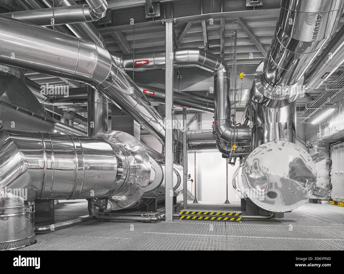 Impianto di riscaldamento e raffreddamento con silenziatore in un impianto di riscaldamento. Foto Stock