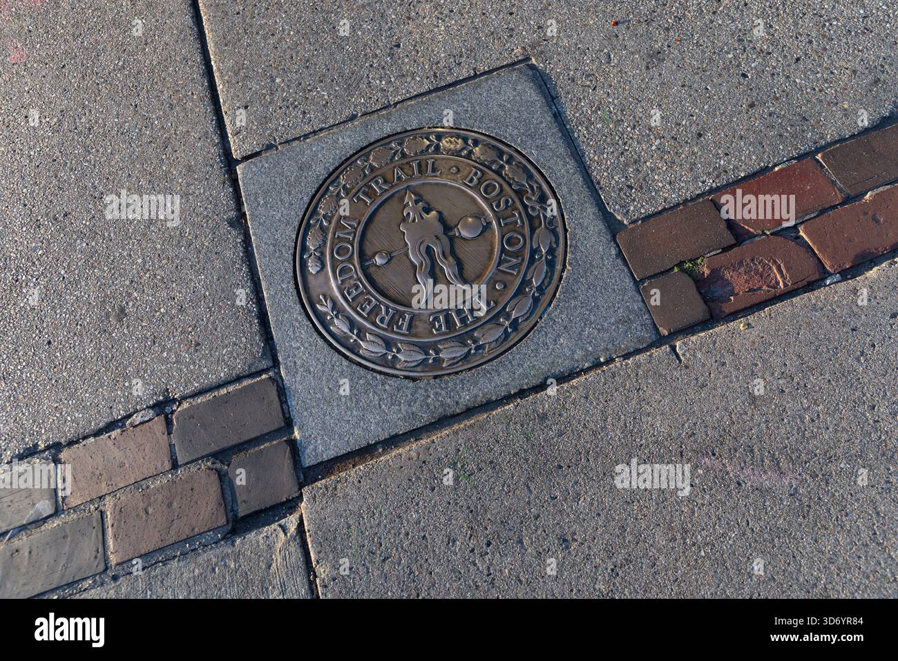 Freedom Trail Bronze Marker sul marciapiede di Boston, Massachusetts Foto Stock
