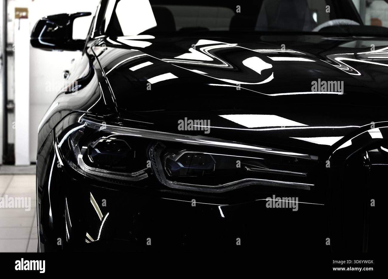 Foto di scorta che illustrano gli elementi di design di un'auto grande e potente Foto Stock