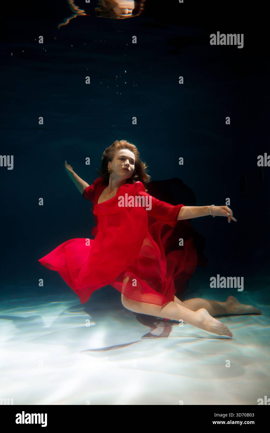 Grazioso balletto sommerso, elegante sirena luminosa Foto Stock