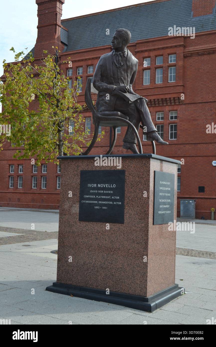 Statua in bronzo più grande di quella a grandezza naturale dell'attore, compositore e drammaturgo gallese Ivor Novello nella zona della baia di Cardiff della città in cui è nato Foto Stock