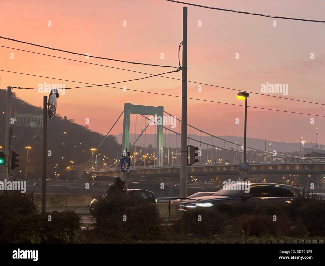 Ponte Elisabetta a Budapest al tramonto con luci di strada - Immagine stock catturata con smartphone
