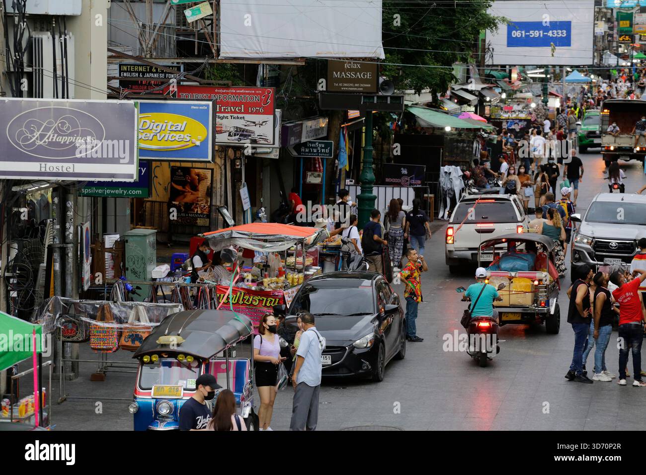 Bangkok, Thailandia - 22 luglio 2022: Le persone camminano lungo l'iconica via Khaosan. Foto Stock