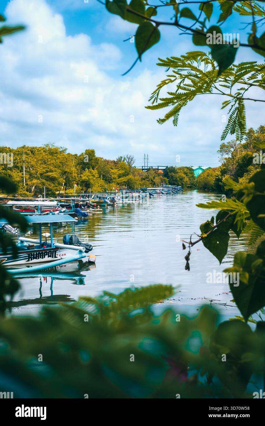 Barche da pesca parcheggiate sulla riva del fiume nella zona della città di Denpasar, 20 settembre 2025, Bali, Indonesia Foto Stock