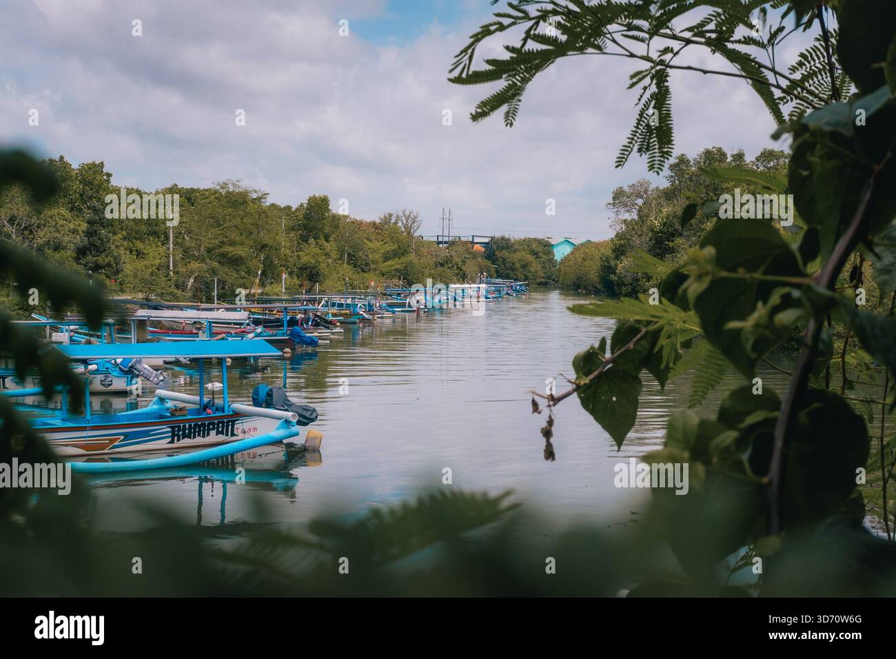 Barche da pesca parcheggiate sulla riva del fiume nella zona della città di Denpasar, 20 settembre 2025, Bali, Indonesia Foto Stock