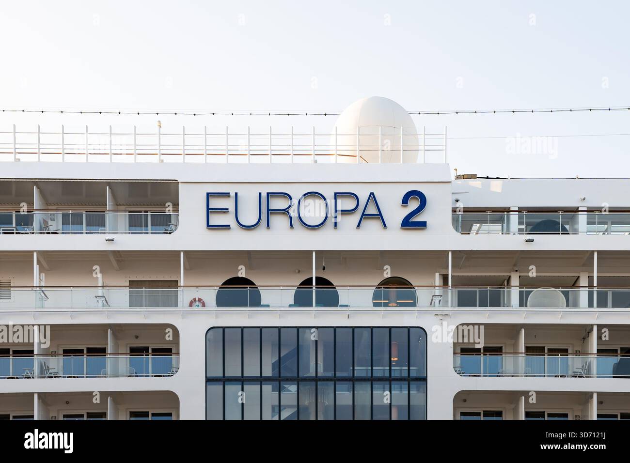 Logo MS Europa 2 della nave da crociera. Primo piano del nome sull'esterno. Enorme nave utilizzata nel settore dei viaggi e gestita da Hapag-Lloyd. Foto Stock