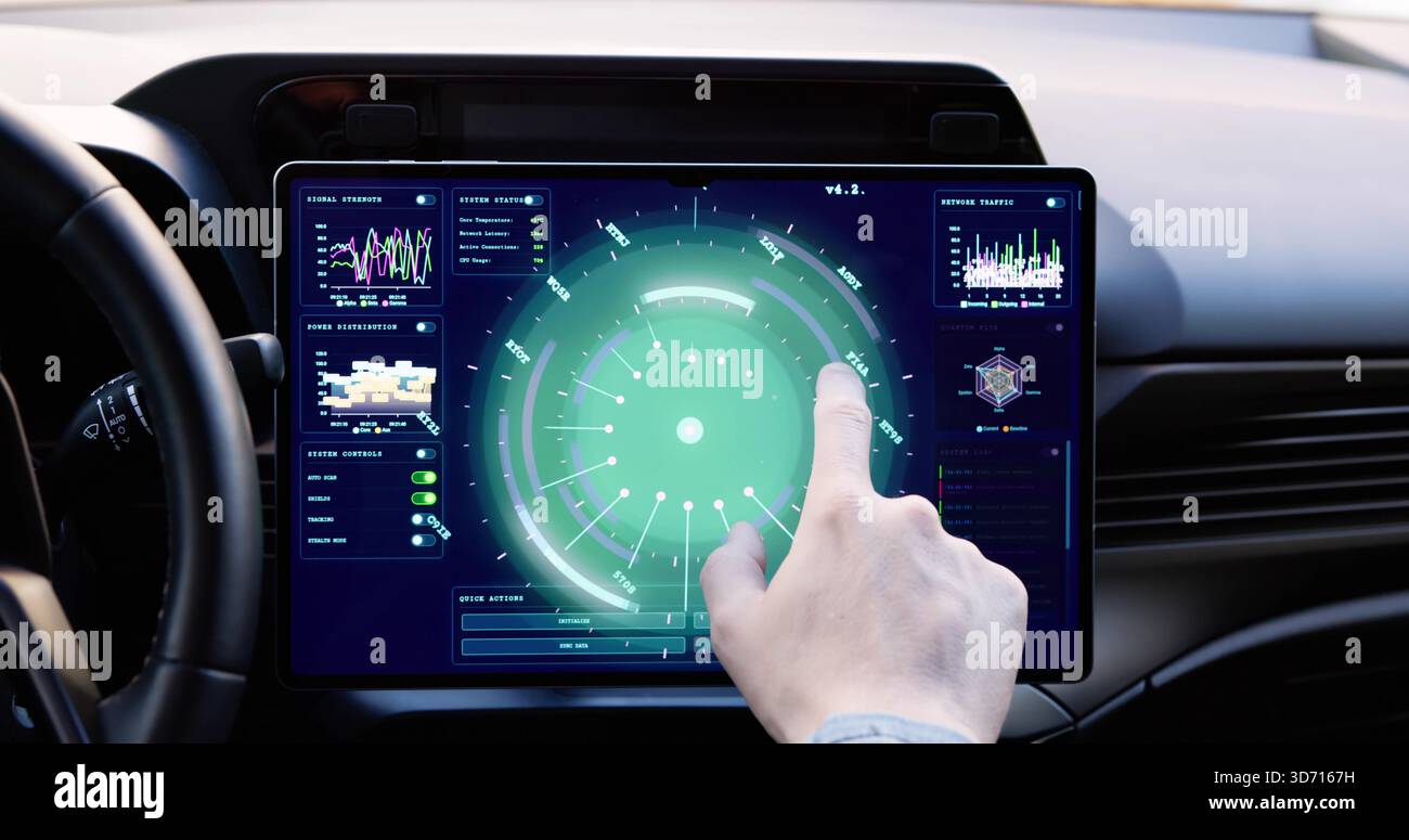 Giovane uomo caucasico che utilizza la futuristica tecnologia touch screen nelle auto autonome. Foto Stock