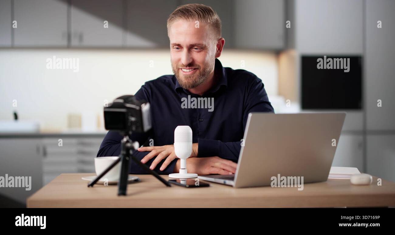 Kitchen Vlog: I film di Social Media Manager online influenzano la creazione di contenuti Foto Stock