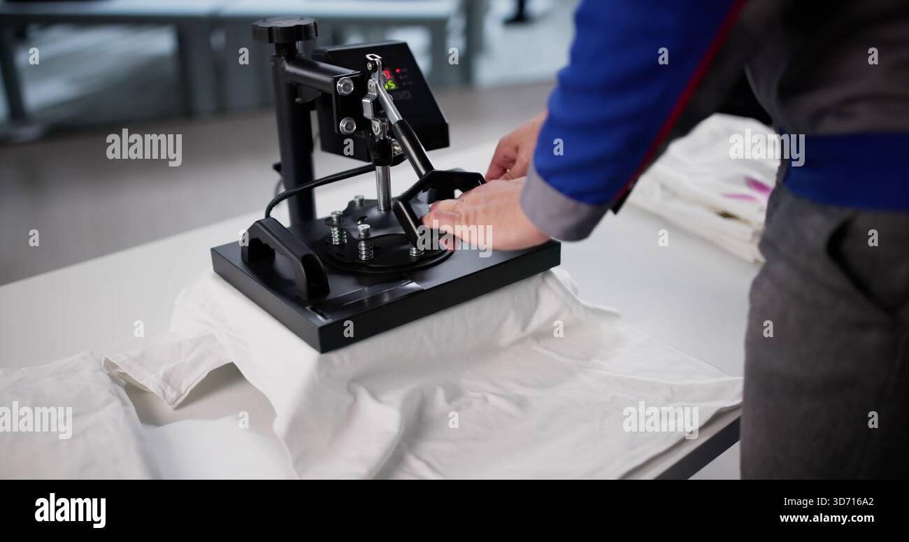 Designer Man premendo Custom Digital Print T-Shirt Heat Transfer Machine Foto Stock