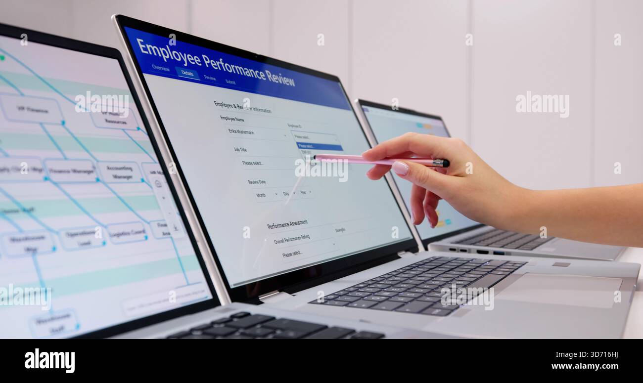 Uomo d'affari professionista e donna d'affari che tiene in mano un laptop compilando il modulo di revisione. Foto Stock