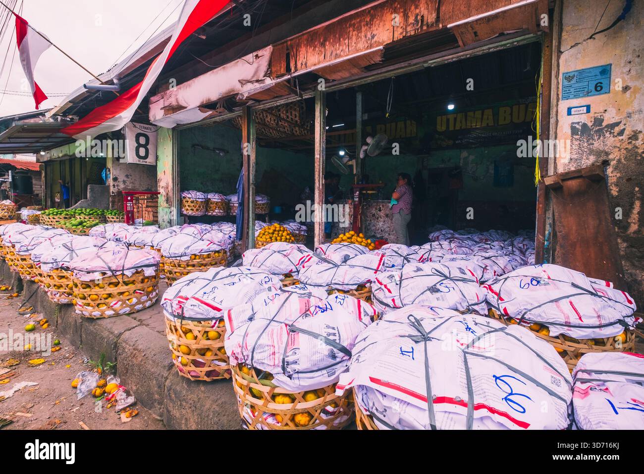 Cesti di arance nei negozi di Badung Market, Denpasar, 27 settembre 2025, Bali, Indonesia Foto Stock