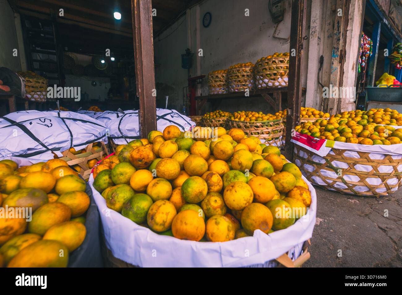 Cesti di arance nei negozi di Badung Market, Denpasar, 27 settembre 2025, Bali, Indonesia Foto Stock