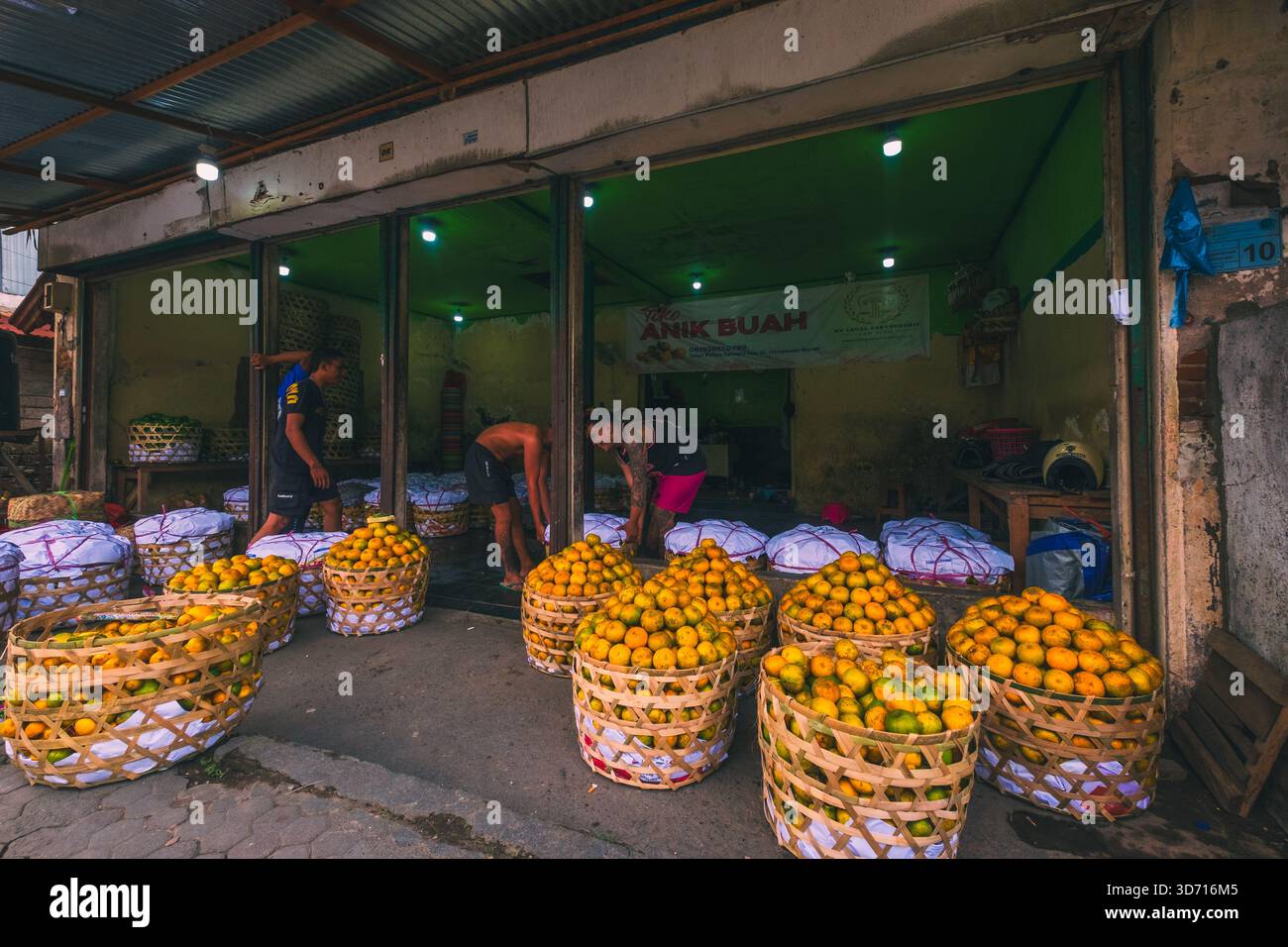 Cesti di arance nei negozi di Badung Market, Denpasar, 27 settembre 2025, Bali, Indonesia Foto Stock