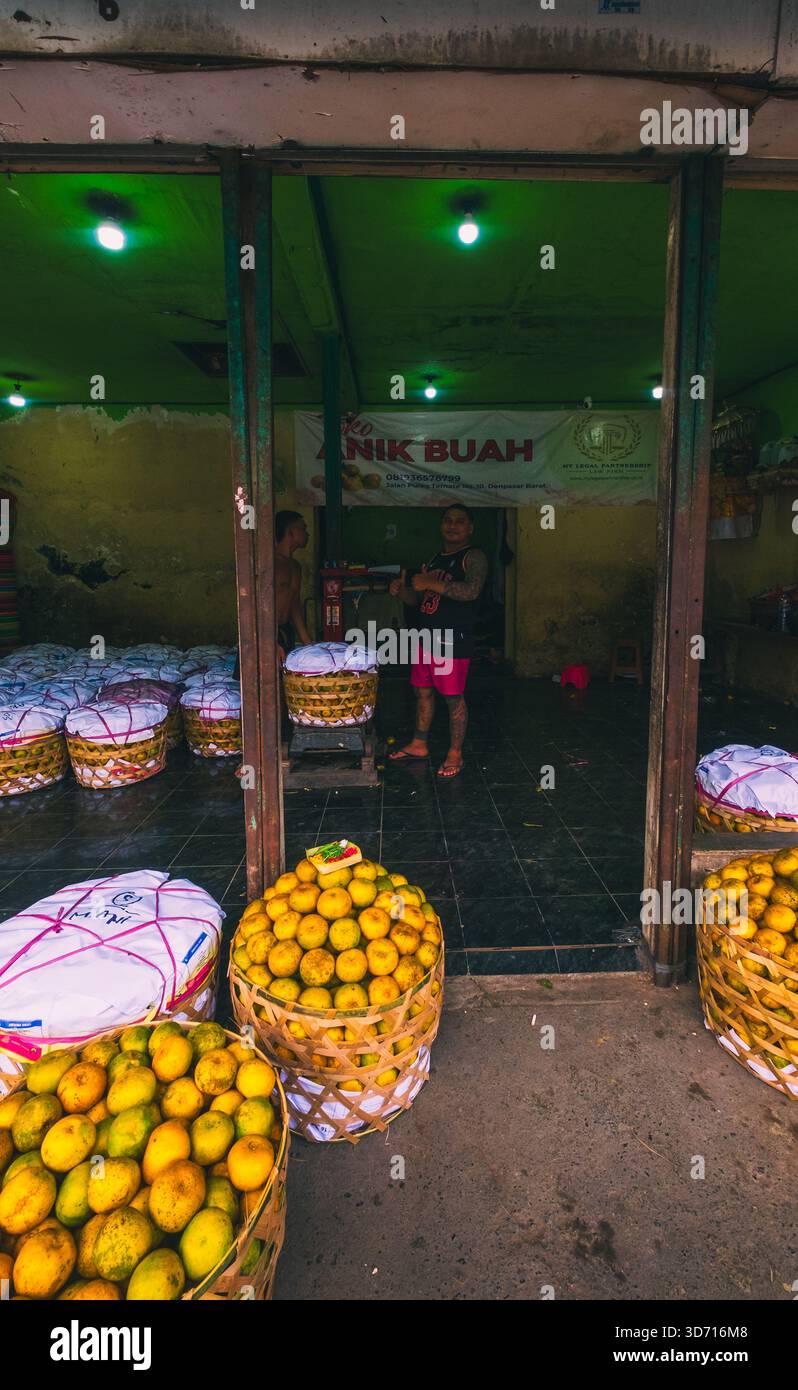 Cesti di arance nei negozi di Badung Market, Denpasar, 27 settembre 2025, Bali, Indonesia Foto Stock
