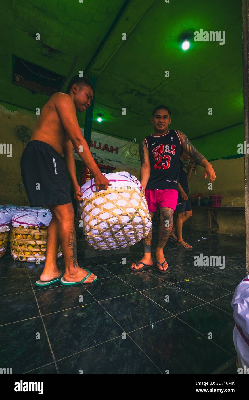 I commercianti di frutta pesano i loro frutti al Badung Market, 27 settembre 2025, Bali, Indonesia. Foto Stock
