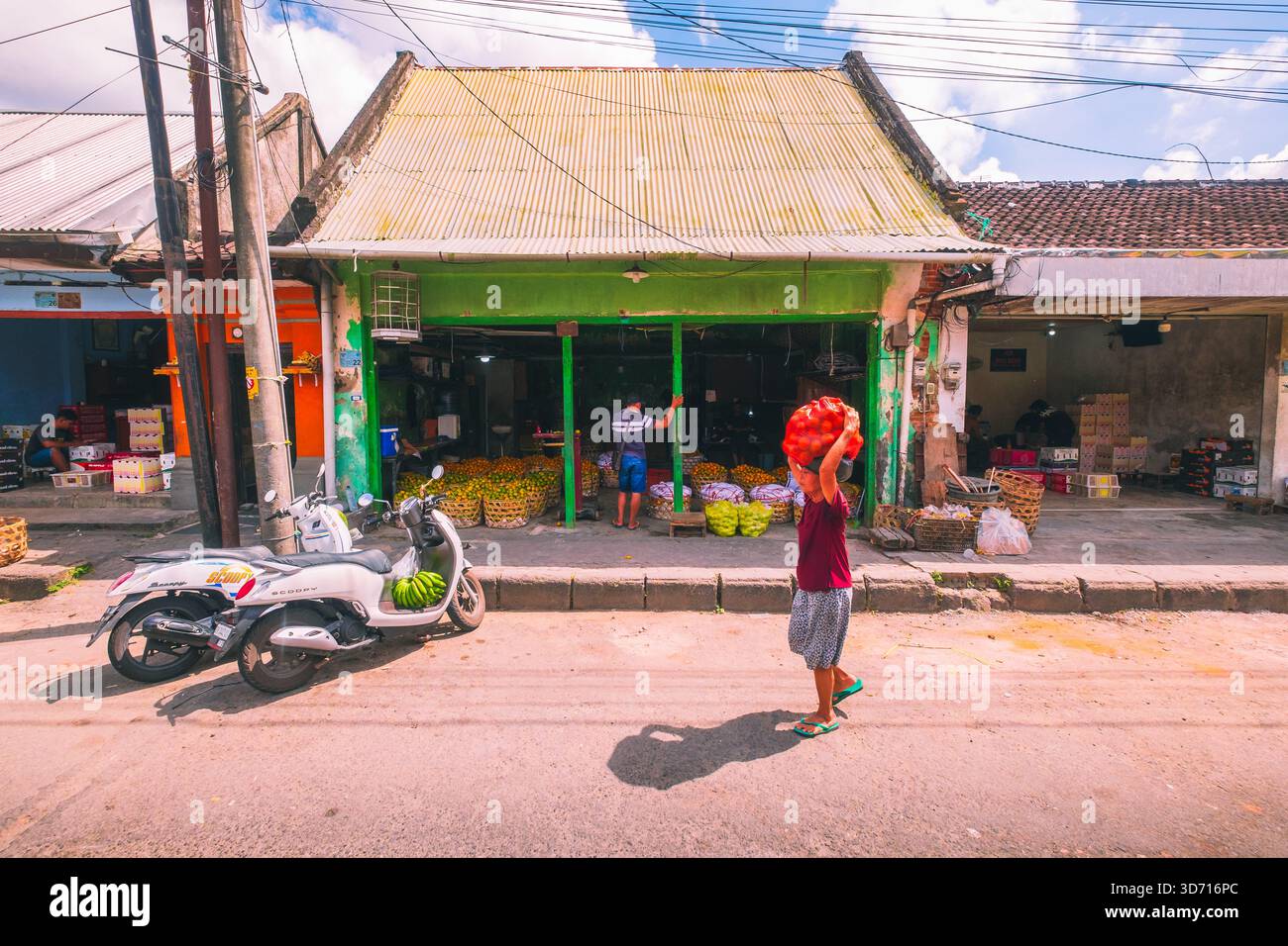 L'atmosfera del mercato di Badung, Denpasar City durante il giorno, 27 settembre 2025, Bali, Indonesia Foto Stock