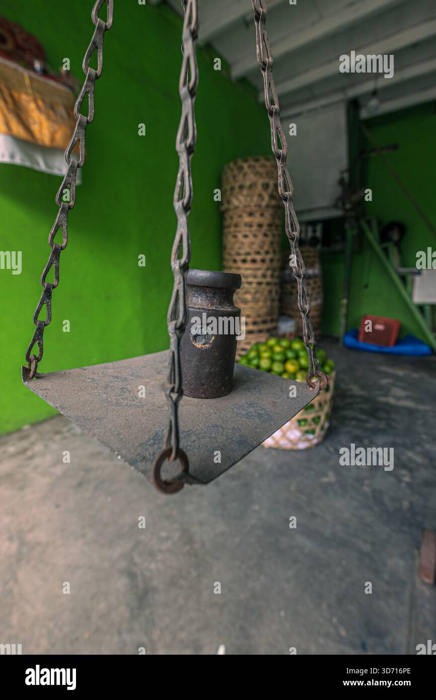 Bilance manuali con pesi nella zona del mercato di Badung, città di Denpasar, 27 settembre 2025, Bali, Indonesia Foto Stock