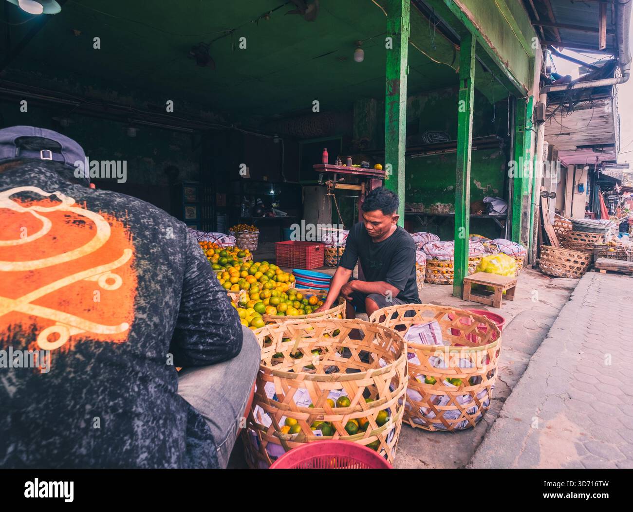 I commercianti di frutta selezionano i loro frutti al Badung Market, 27 settembre 2025, Bali, Indonesia Foto Stock