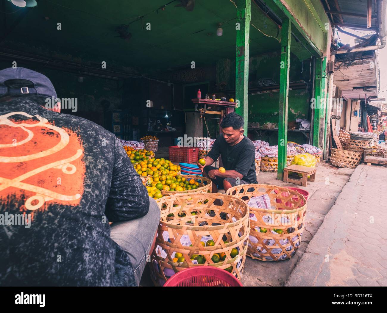 I commercianti di frutta selezionano i loro frutti al Badung Market, 27 settembre 2025, Bali, Indonesia Foto Stock