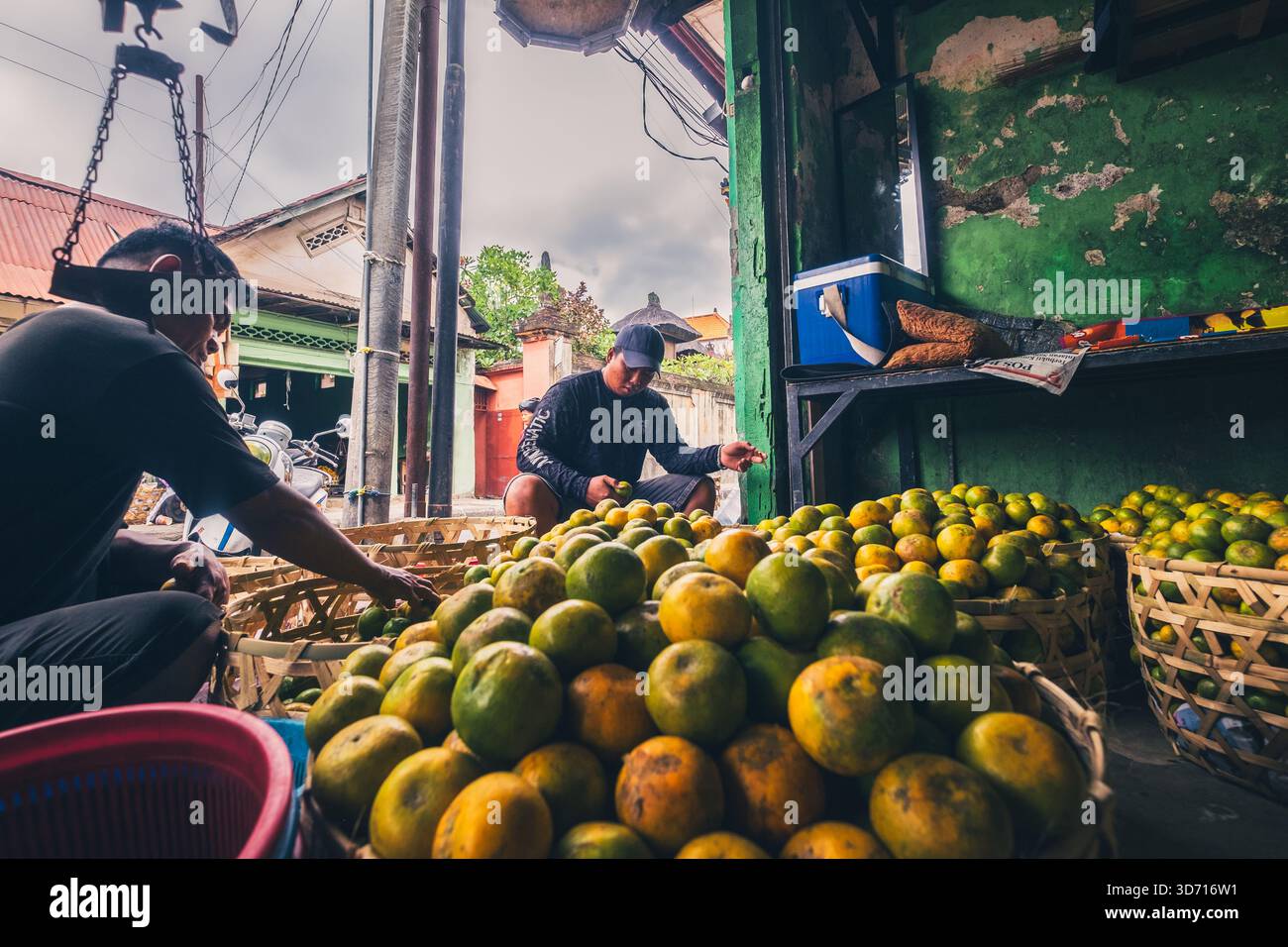 I commercianti di frutta selezionano i loro frutti al Badung Market, 27 settembre 2025, Bali, Indonesia Foto Stock