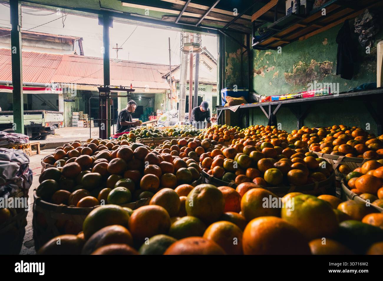 I commercianti di frutta selezionano i loro frutti al Badung Market, 27 settembre 2025, Bali, Indonesia Foto Stock