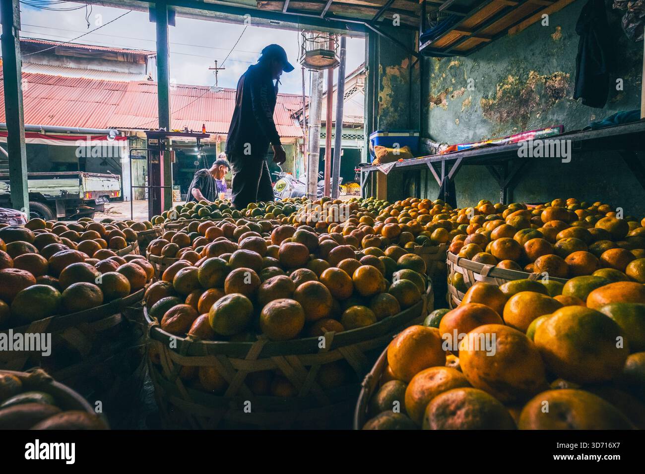 I commercianti di frutta selezionano i loro frutti al Badung Market, 27 settembre 2025, Bali, Indonesia Foto Stock