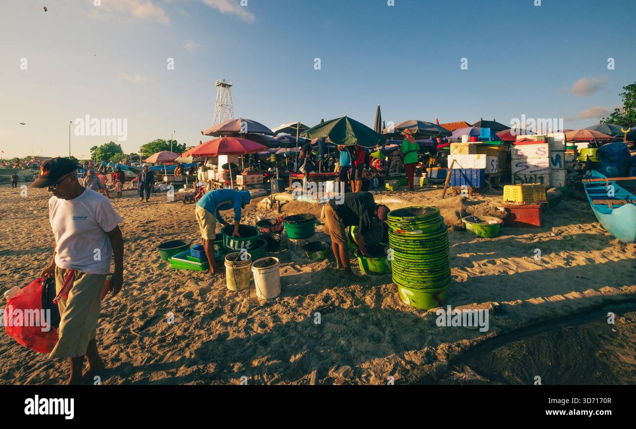 L'atmosfera del mercato del pesce di Kedonganan Payung nel pomeriggio, 2 ottobre 2025, Bali, Indonesia Foto Stock