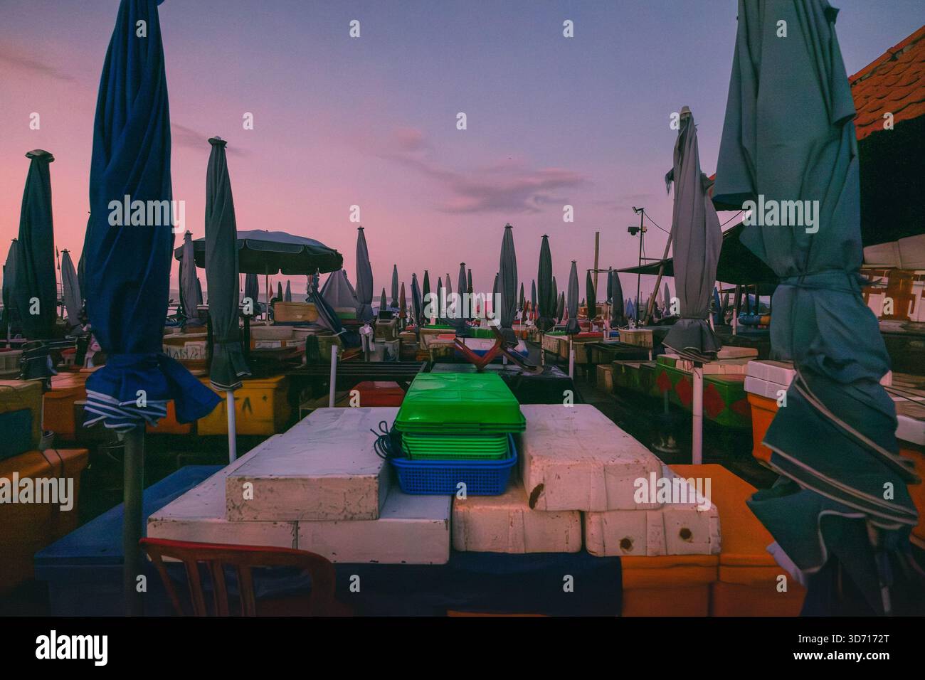 Ombrelli per tende da mercato che sono ancora chiusi la mattina al mercato del pesce di Kedonganan Foto Stock