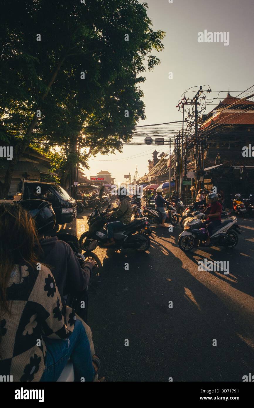 L'atmosfera vivace sulla strada vicino al mercato tradizionale nell'area di Kedonganan, 4 ottobre 2025, Bali, Indonesia Foto Stock