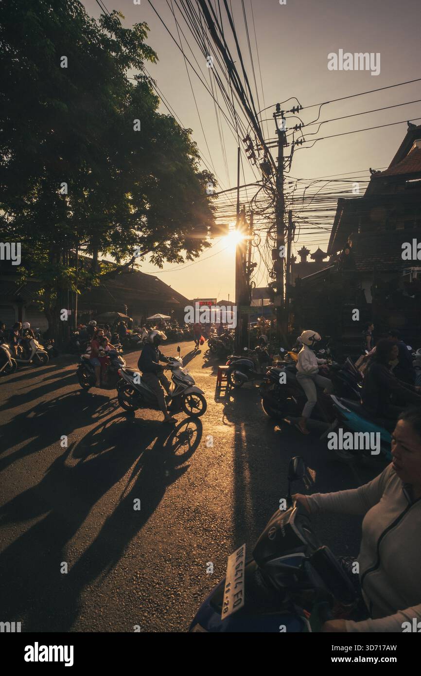 L'atmosfera vivace sulla strada vicino al mercato tradizionale nell'area di Kedonganan, 4 ottobre 2025, Bali, Indonesia Foto Stock
