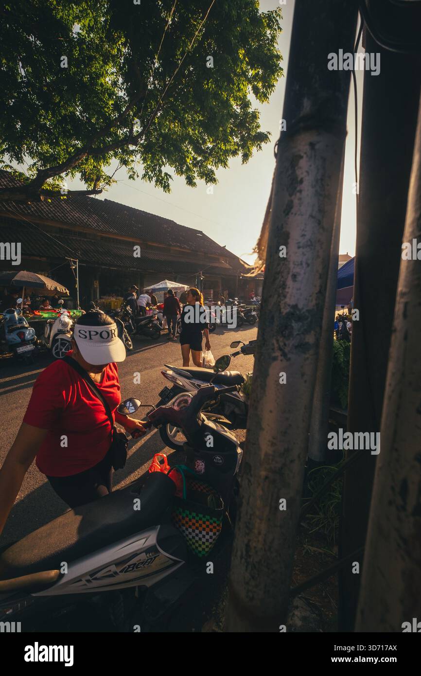 L'atmosfera vivace sulla strada vicino al mercato tradizionale nell'area di Kedonganan, 4 ottobre 2025, Bali, Indonesia Foto Stock