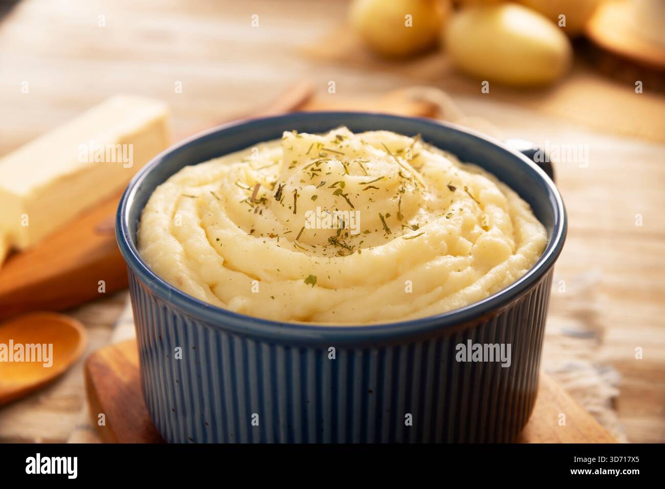 Purè di patate. Un classico contorno a base di purè di patate bollite, spesso utilizzato per accompagnare vari piatti; una ricetta facile e pratica che è ve Foto Stock