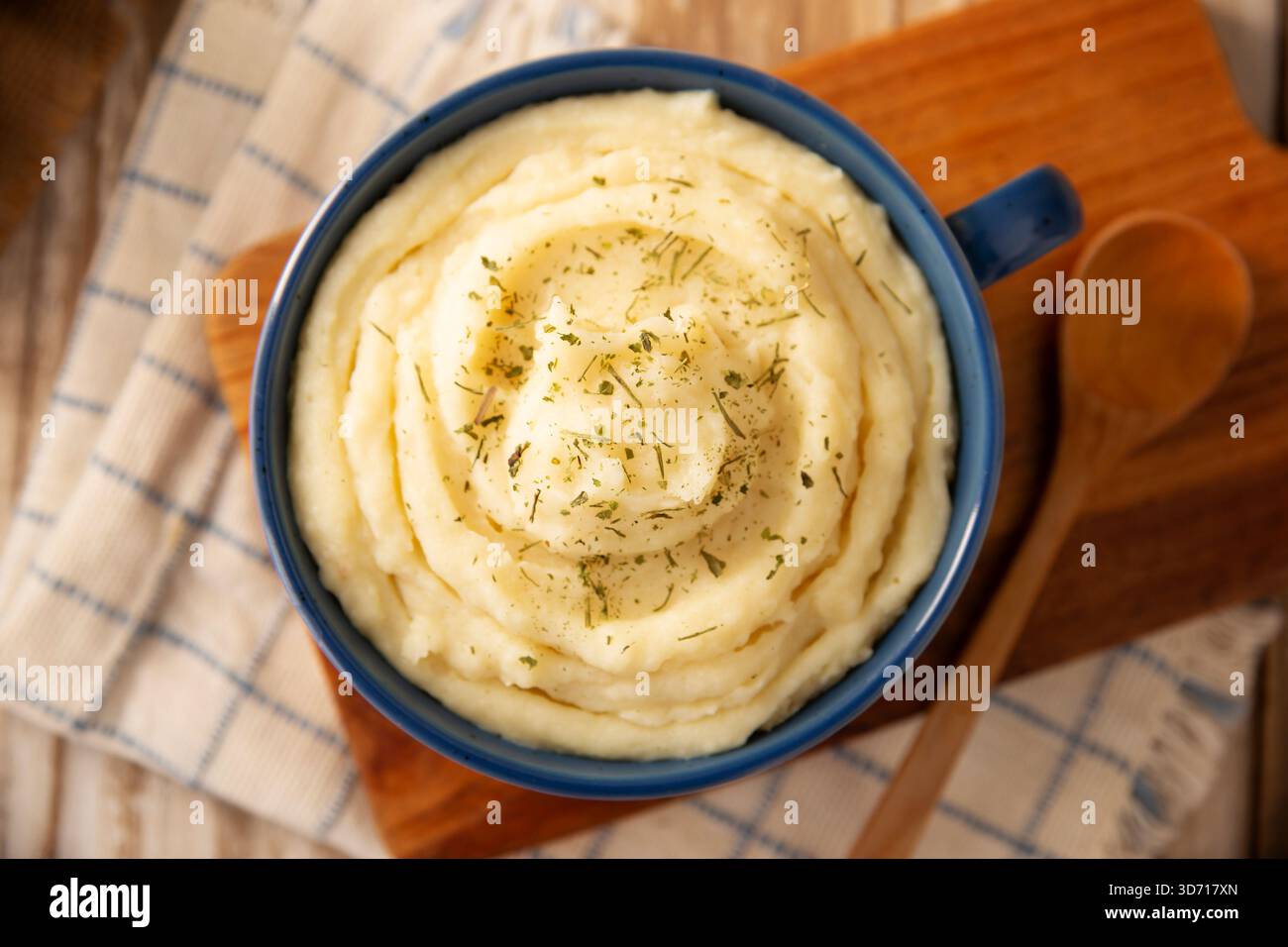 Purè di patate. Un classico contorno a base di purè di patate bollite, spesso utilizzato per accompagnare vari piatti; una ricetta facile e pratica che è ve Foto Stock
