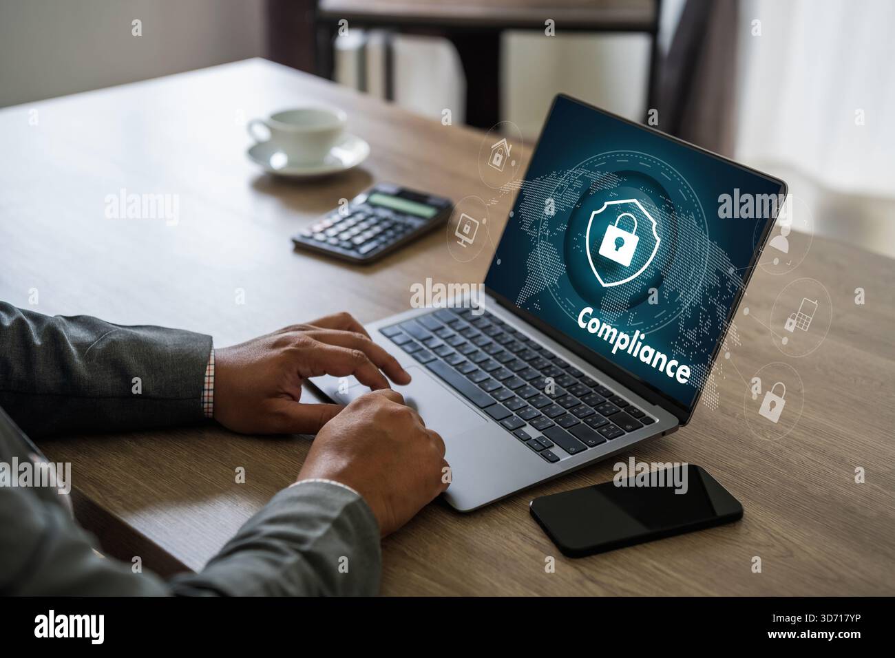 il team di formazione sulla conformità discute della protezione informatica e della formazione sul rilevamento dell'ufficio aziendale Foto Stock
