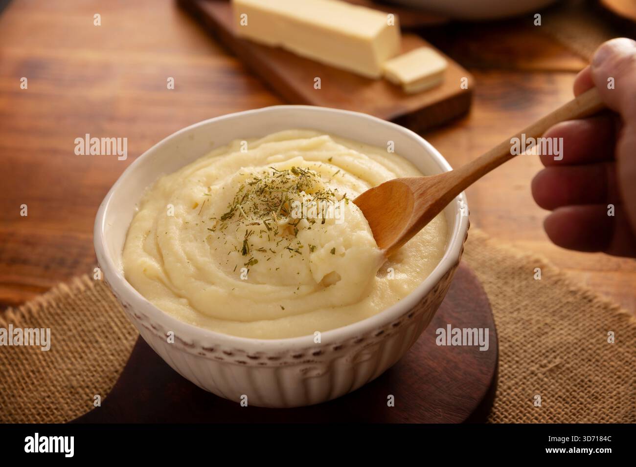 Purè di patate. Un classico contorno a base di purè di patate bollite, spesso utilizzato per accompagnare vari piatti; una ricetta facile e pratica che è ve Foto Stock