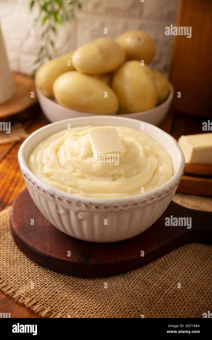 Purè di patate. Un classico contorno a base di purè di patate bollite, spesso utilizzato per accompagnare vari piatti; una ricetta facile e pratica che è ve Foto Stock