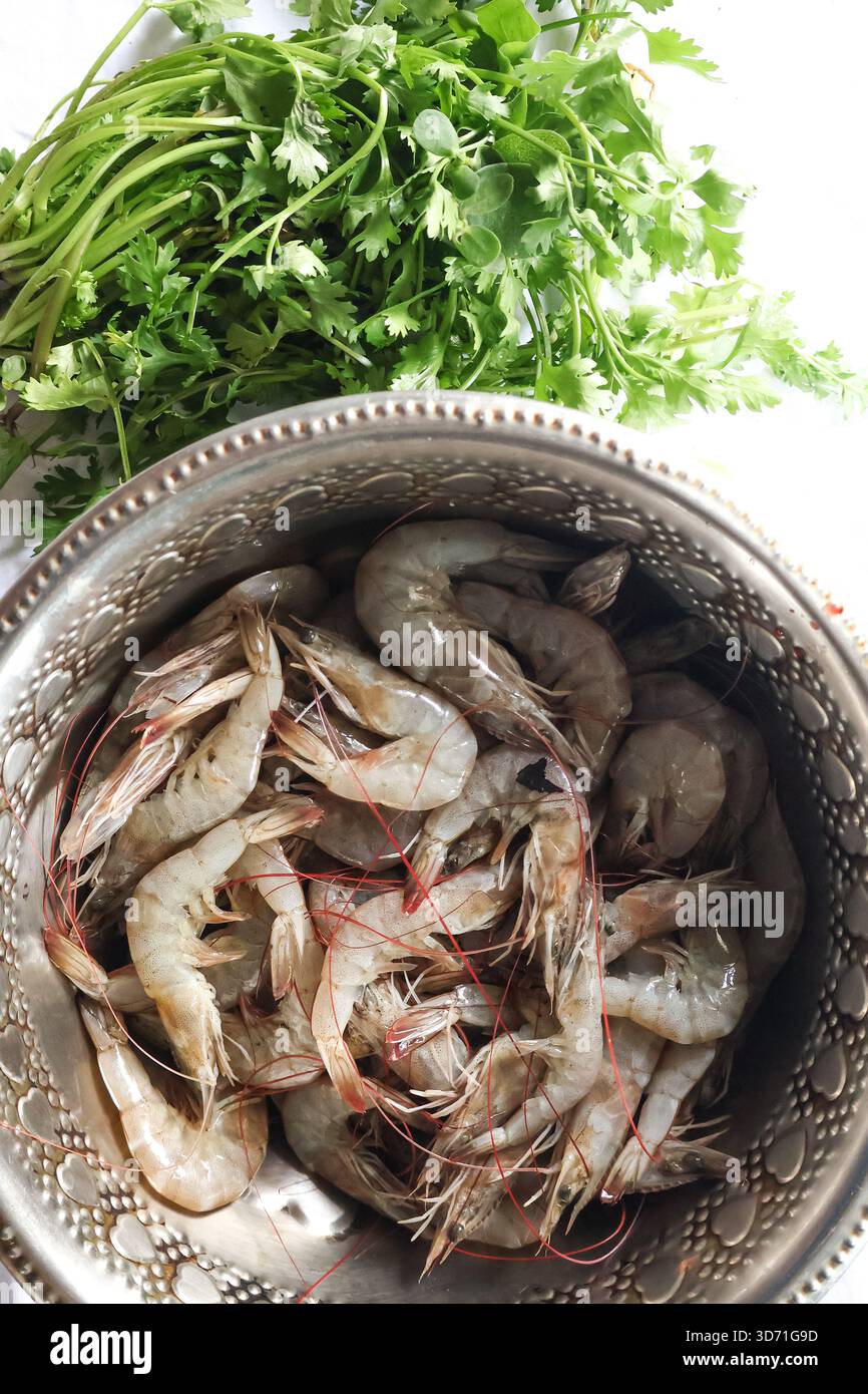 Gamberi freschi in una ciotola e verdure, gustosi piatti di mare. Gamberi crudi cibo sano. Foto Stock