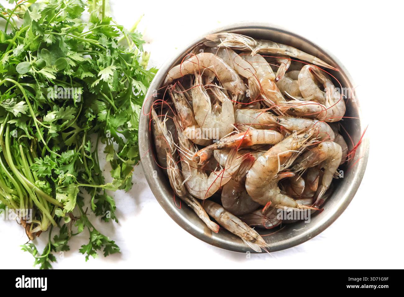 Gamberi freschi in una ciotola e verdure, gustosi piatti di mare. Gamberi crudi cibo sano. Foto Stock