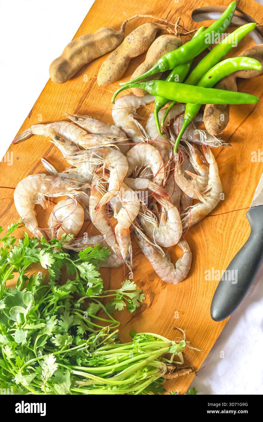Gamberi e verdure freschi, gustoso cibo di mare. Gamberi crudi cibo sano snack sul tavolo. Foto Stock