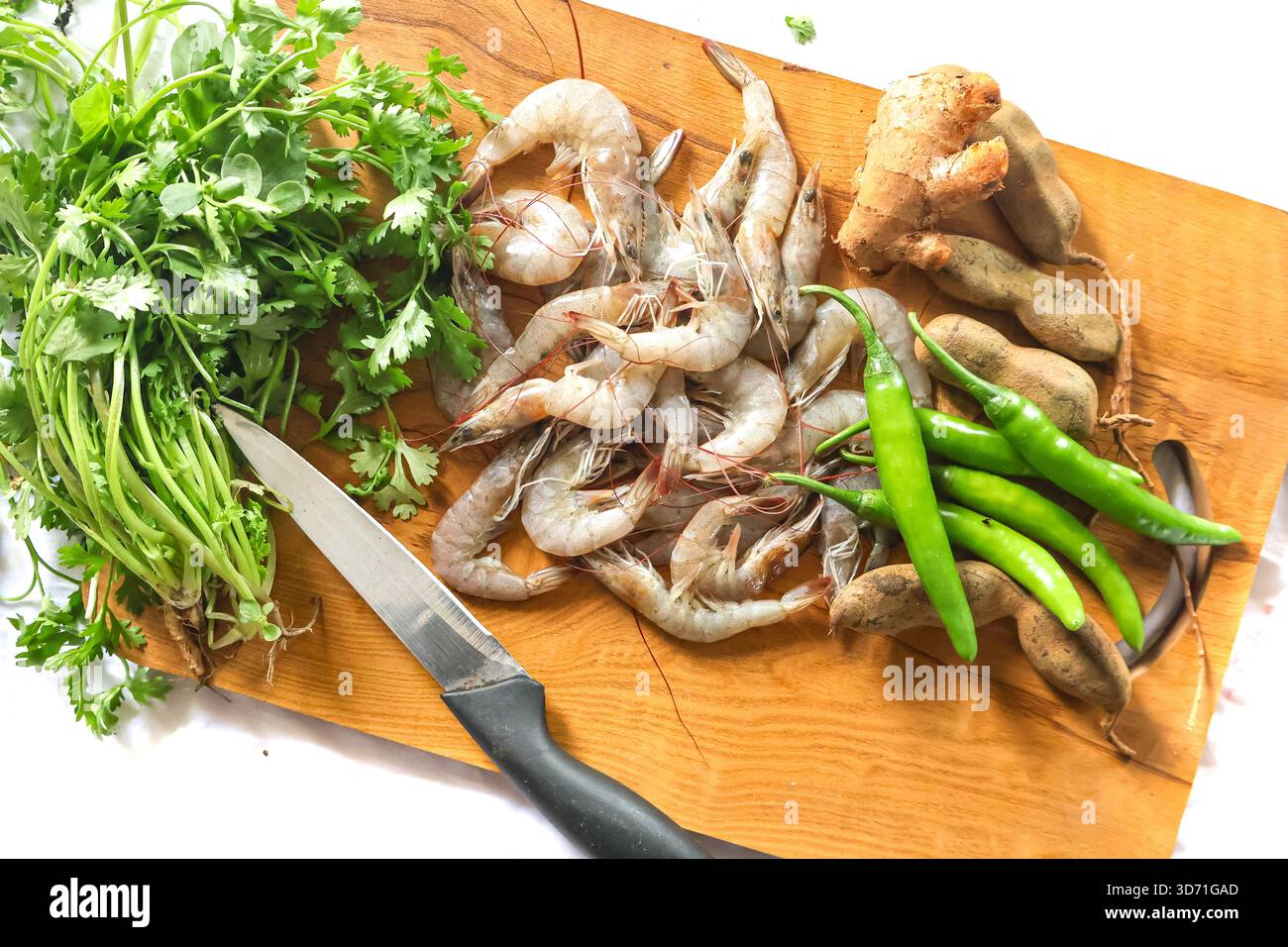 Gamberi e verdure freschi, gustoso cibo di mare. Gamberi crudi cibo sano snack sul tavolo. Foto Stock