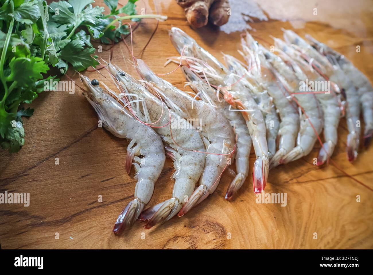 Gamberi e verdure freschi, gustoso cibo di mare. Gamberi crudi cibo sano snack sul tavolo. Foto Stock