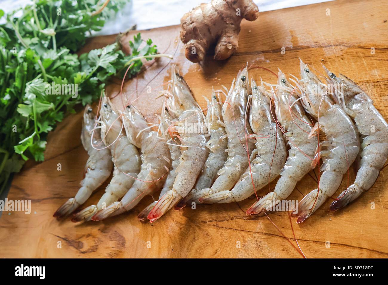 Gamberi e verdure freschi, gustoso cibo di mare. Gamberi crudi cibo sano snack sul tavolo. Foto Stock