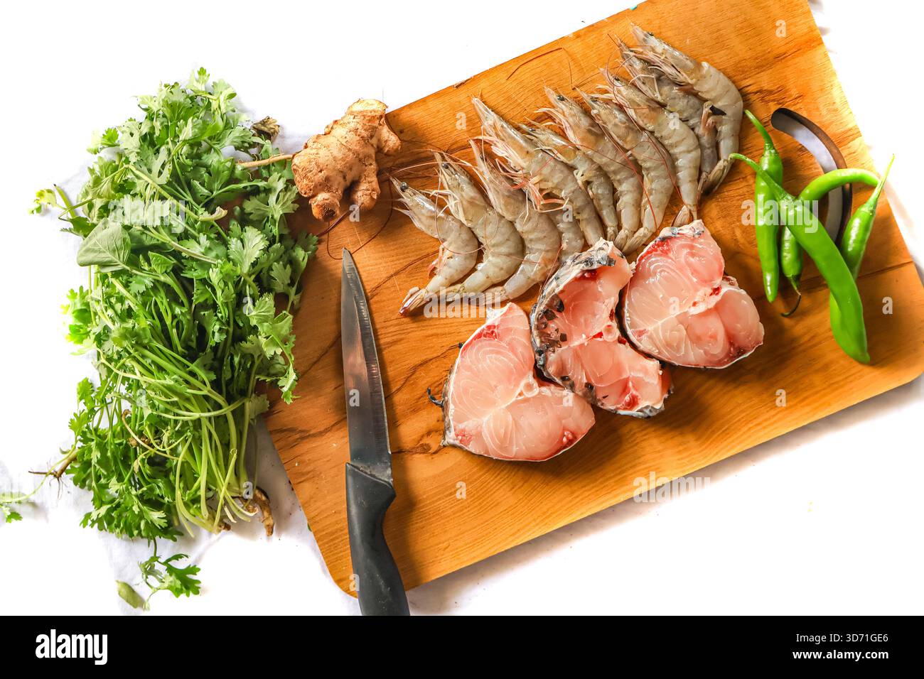 Assortimento di pesce. Gamberetti freschi e pezzetti di pesce su una tavola di legno. Cibo crudo, gamberi e pesce. Foto Stock