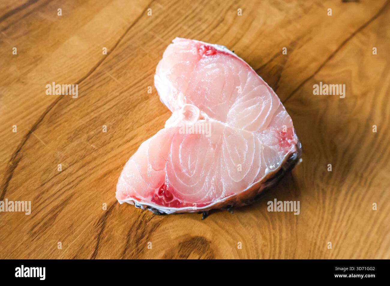 Fetta di pesce su un tavolo di legno. Aringhe di pesce, pesce sano e fresco. Foto Stock